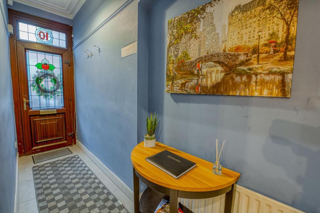 Charming City Home, Beside The Serene Ormeau Park Белфаст Экстерьер фото